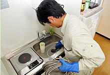 �L�b�`���̗�����������򂷂�X�^�b�t