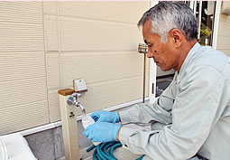 ���А��X�^�b�t���������ݎ���Ă���l�q